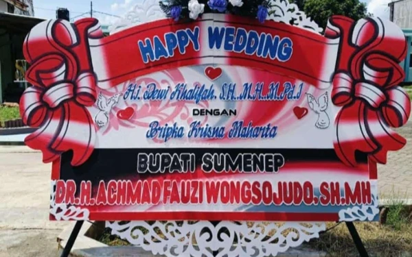 Thumbnail Karangan bunga Bupati Fauzi untuk Wabup Nyai Eva ( foto : Imam Syafi'ie for KETIK. co.id )