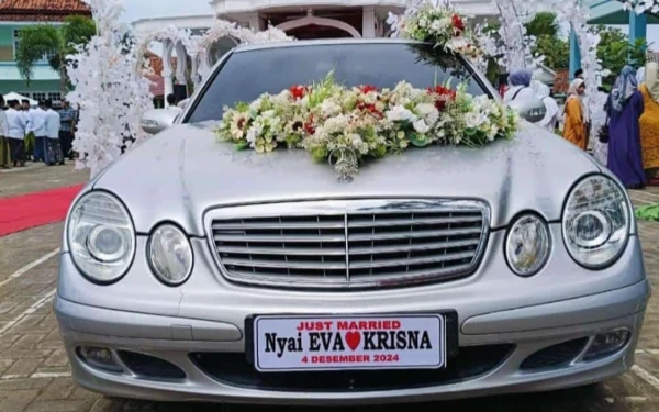 Thumbnail Mobil pengantin Bripka Krisna dan Wabup Sumenep ( foto : Imam Syafi'ie for KETIK.co.id )