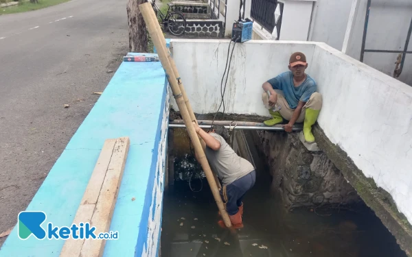 Thumbnail Berita - Klep Drainase Blumbang Pacitan Dicek, PUPR Kaji Penambahan Pompa Banjir