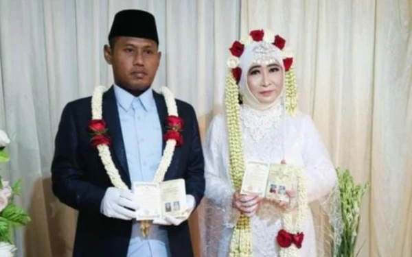 Thumbnail Sama-sama pegang buku nikah ( foto : Imam Syafi'ie for KETIK.co.id )