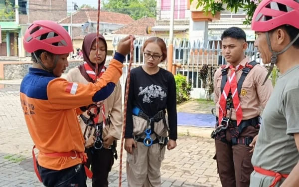 Thumbnail Berita - Tingkatkan Kapasitas Relawan, SRPB Kota Pasuruan Gelar Latihan Basic Vertical Rescue