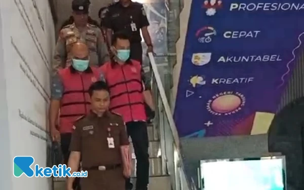 Thumbnail Berita - Dua Pejabat PD Pasar Surya Ditahan Kejari Tanjung Perak, Terkait Korupsi Dana Parkir Rp725,44 Juta