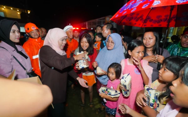 Thumbnail Berita - Khofifah Bagi-Bagi Nasi Bungkus hingga Susu untuk Masyarakat Terdampak Banjir