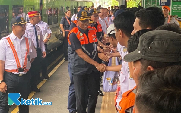 Thumbnail Berita - Dirut PT KAI Cek Kesiapan Angkutan Nataru di Stasiun Gubeng Surabaya