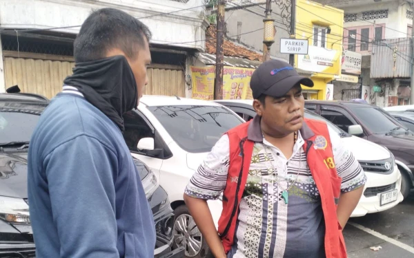 Thumbnail Berita - Getok Tarif Parkir, Dishub Surabaya Beri Sanksi Jukir Wisata Religi Sunan Ampel