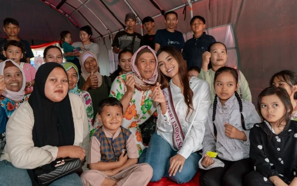 Thumbnail Keakraban Puteri Indonesia 2023, Farhana Nariswari dengan melakukan foto bersama korban bencana banjir bandang di Kecamatan Cikembar, Sukabumi, Jawa Barat, Selasa 10 Desember 2024 (Foto: Official Puteri Indonesia)