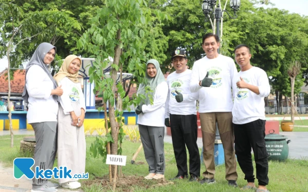 Thumbnail Berita - Peduli Penghijauan, Medco Energi Sampang Gandeng DLH Tanam 180 Pohon di Alun-alun Trunojoyo