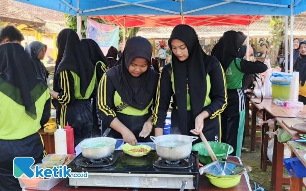 Thumbnail Berita - Dagangan Siswa Double Track SMAN 4 Bangkalan Jadi Primadona Acara HUT Ke-59 Korpri