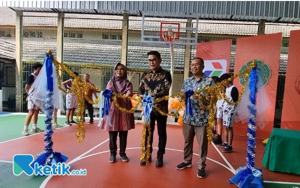 Thumbnail Berita - Diresmikan Direktur SDM Pertamina, Lapangan Basket SMPN 3 Yogyakarta Kini Jauh Lebih Baik