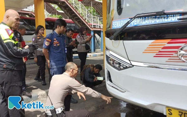 Thumbnail Berita - Jelang Libur Nataru, Cek Kondisi Kendaraan dan Tes Urine Sopir Bus di Terminal Purabaya Bungurasih