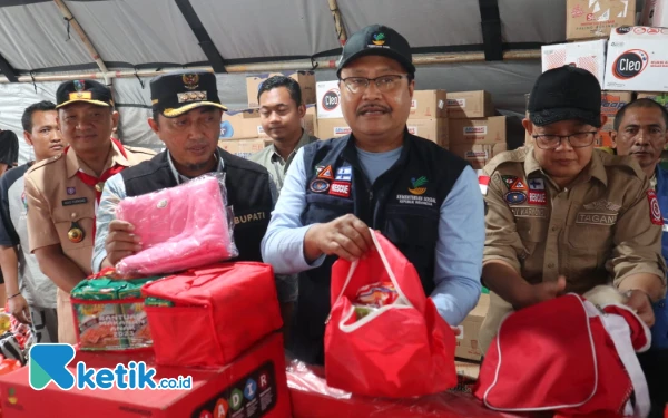 Thumbnail Berita - Sambangi Banjir Jombang, Mensos Beri Bantuan Ratusan Juta hingga Janji Perbaiki Rumah