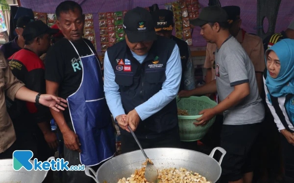 Thumbnail Gus Ipul panggilan akrab Saifullah Yusuf dalam kesempatan itu juga ikut membantu menyiapkan makanan untuk para pengungsi di dapur umum. Luapan Afvour Watudakon Jombang membuat genangan air semakin tinggi hingga membuat warga terpaksa mengungsi di kantor Desa 5 hari terakhir. (Foto: Karimatul Maslahah/Ketik.co.id)