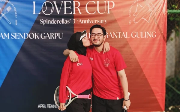 Thumbnail Syahnaz Sadiqah adik kandung Raffi Ahmad kembali menjadi sorotan publik. Dalam unggahan terbaru di Instagram (14/12/2024), Syahnaz membagikan momen seru main tenis bersama sang suami, Jeje Richie Ismail atau lebih dikenal sebagai Jeje Govinda. Postingan ini makin jadi buah bibir lantaran Jeje baru menang di Pilkada Bupati Bandung Barat berpasangan dengan Asep Ismail. (Foto: IG Syahnaz)