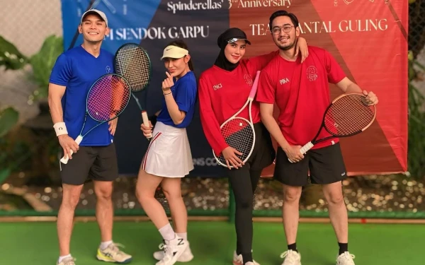 Thumbnail Syahnaz mengunggah momen seru bermain tenis bersama Jeje Govinda pada ajang Lover Cup di @spinderellas.tc. Dalam postingannya, pasangan ini tampak mengenakan pakaian olahraga merah dengan tulisan nama panggilan sayang. (Foto: IG Syahnaz)