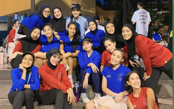 Thumbnail Selain bersama Jeje, Syahnaz terlihat bermain tenis dengan beberapa artis terkenal lainnya, termasuk Ayu Dewi dan Nagita Slavina. Kehadiran nama-nama besar ini membuat ajang Lover Cup semakin meriah. (Foto: IG Syahnaz)