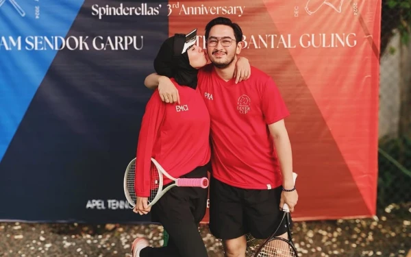 Thumbnail Tak hanya bermain tenis, Syahnaz juga memamerkan sisi romantisnya dengan Jeje. Salah satu foto memperlihatkan Syahnaz mencium pipi Jeje usai pertandingan. Dalam caption, ia menambahkan, “Seruunyaa ikutan Lover Cup @spinderellas.tc biar kemistrii kemistrii suami istri semakin melekat ya kannn.” (Foto: IG Syahnaz)