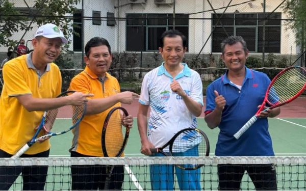 Thumbnail Berita - Menteri Agama dan Imam Besar Istiqlal Prof Nasaruddin Umar Ternyata Hobi Main Tenis, lho