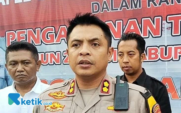 Thumbnail Berita - Polres Sampang Dalami Kasus Mobil Elf Bermuatan Rokok Ilegal Terguling di Banyuates