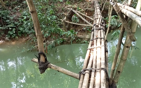 Thumbnail Berita - Memprihatinkan, Jembatan Bambu di Sumenep Butuh Bantuan Pemerintah