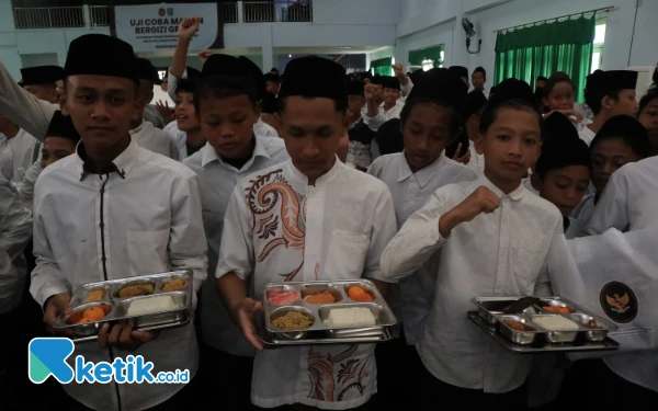 Thumbnail Berita - Menko PM Cak Imin Uji Coba Makan Bergizi Gratis untuk Santri di Jombang