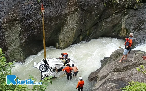 Thumbnail Berita - Minibus Terjun ke Jurang Sempor Kebumen, Diduga Sopir Mengantuk