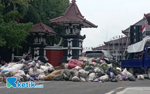 Thumbnail Berita - Pemkab Pemalang Dinilai Lamban, AMPEL Tumpahkan Sampah Dua Truk di Gerbang Pendopo Bupati