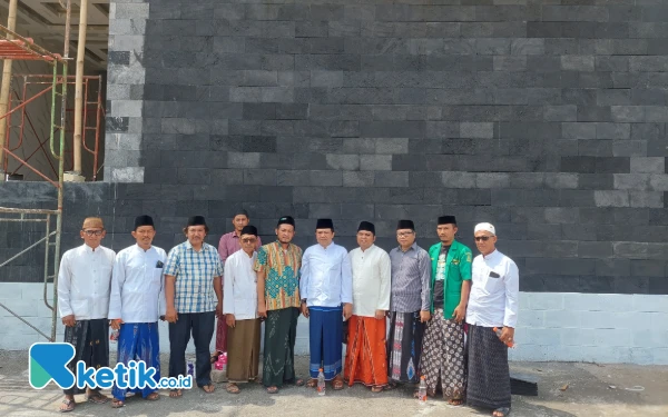 Thumbnail Ketua Panitia Pembangunan Replika Ka'bah Mat Saini, Ketua PC NU Sampang Kh Itqon Busiri, Pengurus MWCNU Jrengik, Pengurus PAC GP Ansor Jrengik, Tokoh Masyarakat Jrengik Tinjau Langsung Bangunan Masjid yang Mirip ka'bah di  di Dusun Jiken, Desa Taman, Kecamatan Jrengik, Kabupaten Sampang, Madura, Jawa Timur. Senin 6 Januari 2025 (Foto: Mat Jusi/Ketik.co.id).