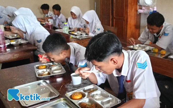 Thumbnail Berita - Program Makan Bergizi Gratis, Siswa SMPN 8 Cilacap: Ibu Tidak Repot Lagi Antar Bekal