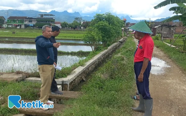 Thumbnail Berita - Rumuskan Drainase Efektif, DPUPR Pacitan Tinjau Lokasi dengan Warga Ploso