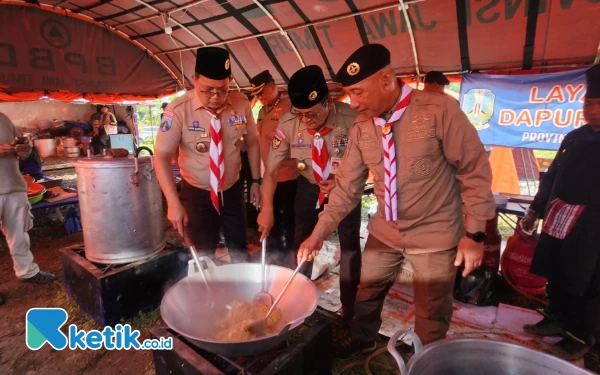 Thumbnail Berita - Makan Bergizi Gratis Pramuka Jatim: Gotong Royong Masak hingga Distribusi 12 Ribu Pack di Jember