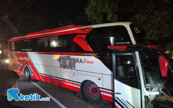 Thumbnail Penampakan bus pariwisata yang mengalami kecelakaan beruntun di kota Batu. (Foto: Sholeh/Ketik.co.id)