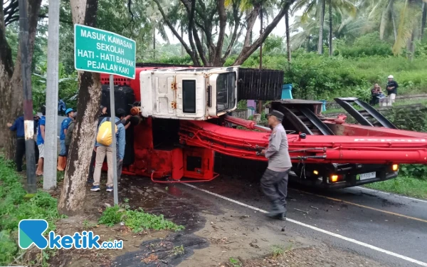 Thumbnail Berita - Polsek Sudimoro Bantu Evakuasi Ekskavator Terguling di Tanjakan Pacitan