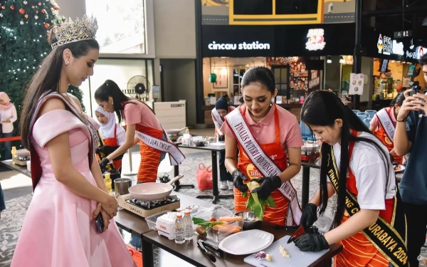 Thumbnail Sesi cooking show Finalis Puteri Indonesia Jawa Timur 2025 juga dihadiri oleh Melati Tedja sebagai Winner Puteri Indonesia Jawa Timur 2024 (Foto: @puteriindonesiajatim)