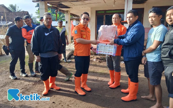 Thumbnail Berita - Pj Gubernur Jatim Tinjau Langsung Banjir Bandang di Gunungsari Bondowoso