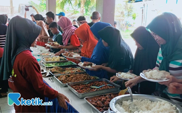 Thumbnail Berita - SNI Cilacap Bagikan Makan Bergizi Gratis Menu Serba Ikan, Masyarakat Semringah