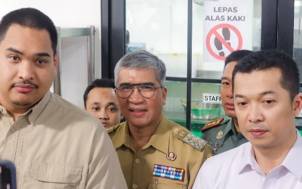 Thumbnail Penyaluran MBG ini dihadiri Menteri Pemuda dan Olahraga Dito Ariotedjo bersama Wakil Menteri Pemuda dan Olahraga Taufik Hidayat didampingi Pj. Wali Kota Cimahi Dicky Saromi (Foto: Humas Pemkot Cimahi)