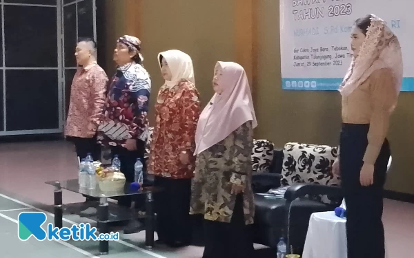 Thumbnail Narasumber menyanyikan lagu kebangsaan Indonesia Raya dalam sosialisasi penanggulangan stunting (Foto: Sugeng Hariyadi/Ketik.co.id)