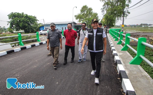 Thumbnail Berita - Plt Bupati Sidoarjo Subandi Sidak Jembatan Baru Kedungpeluk, Warga Ramai-Ramai Terima Kasih