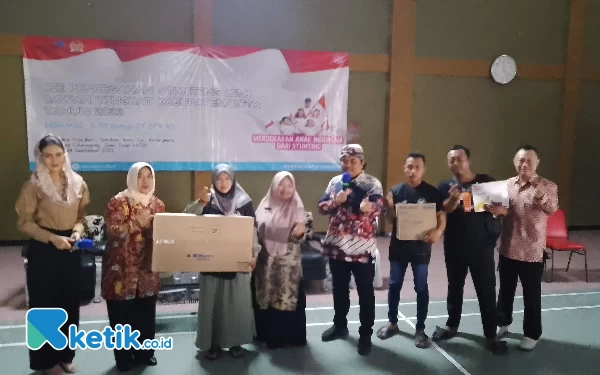 Thumbnail Penyerahan doorprize bagi peserta sosialisasi penanggulangan stunting oleh anggota Komisi IX DPR RI dan tim BKKBN (Foto: Sugeng Hariyadi/Ketik.co.id)