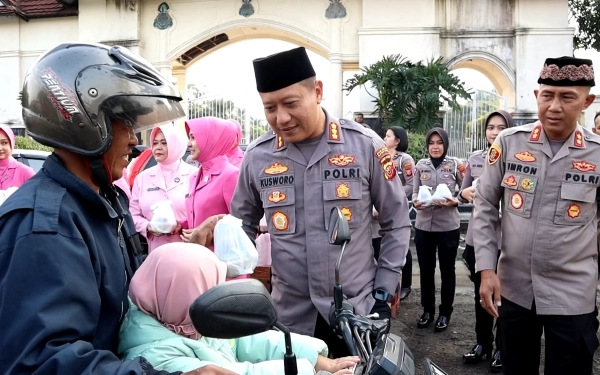 Hari Pertama Puasa Ramadan 1444 H, Polresta Bandung Bagikan Ribuan Takjil