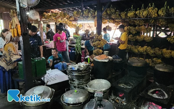 [Berita Foto] Rela Antri Ratusan di Warung Kopi Klotok Jogja, Begini Suasananya