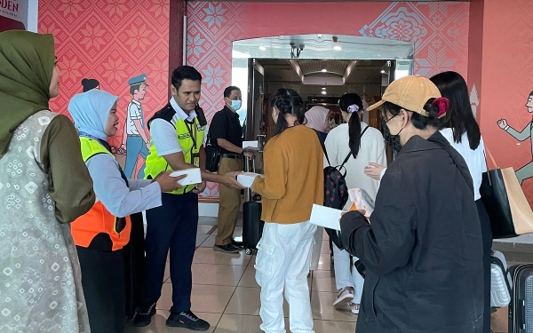 PT Angkasa Pura Bagikan 2.175 Takjil Gratis Selama Ramadan di Bandara SMB II