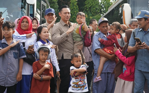 Thumbnail Berita - Menko Infrastruktur AHY Lepas 52 KK Transmigrasi ke Sulawesi dan Kalimantan