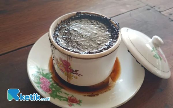 Thumbnail Berita - Yuk! Nyruput Kopi Deplok di Warkop Ys' Cofee Gresik, Ada sejak 1975