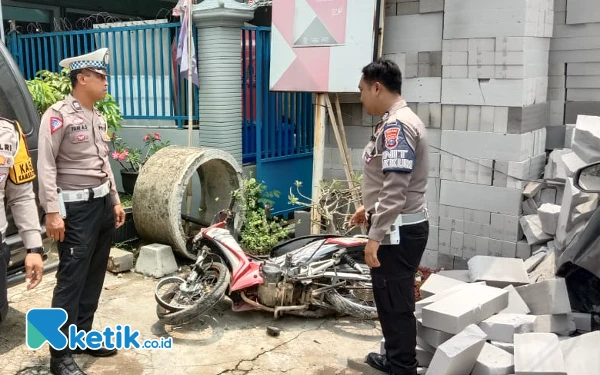 Thumbnail Berita - Dua Pemotor di Tepi Jalan Pacitan Ditabrak Mobil Kijang, Satu Luka-luka