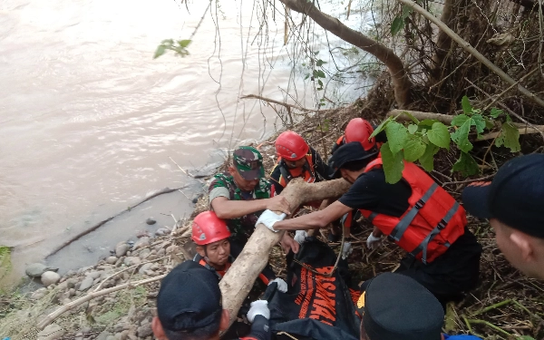 Thumbnail Berita - Bertahan di Atap Mobil, 6 Orang Terseret dan 1 Selamat dari Banjir Bandang  OKU