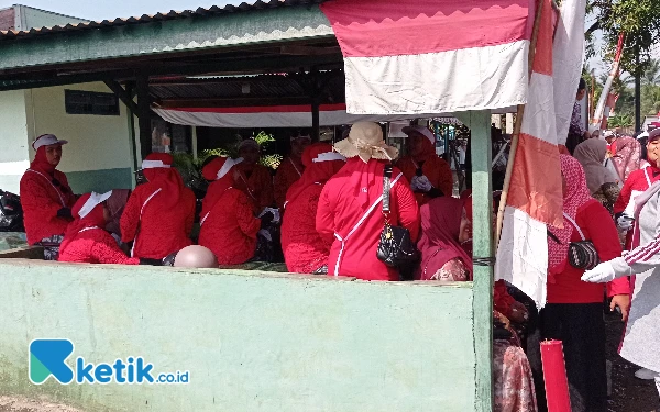 Thumbnail Sejumlah peserta lomba gerak jalan antar kejorongan (RT) berkumpul sebelum memulai lomba. (Foto: Wawan/ketik.co.id)