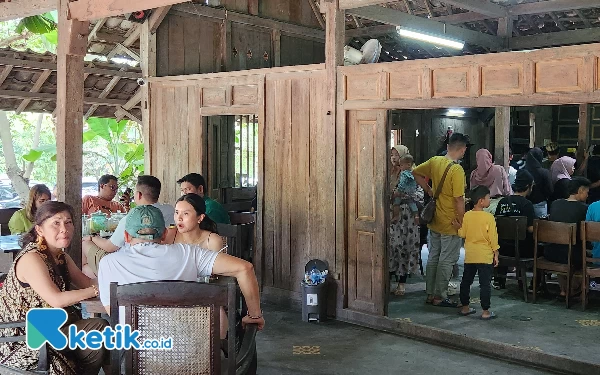 Thumbnail Tidak hanya suasana duduk di tepi sawah, tetapi pengunjung bisa menikmati Kopi Klotok di pendopo jogja