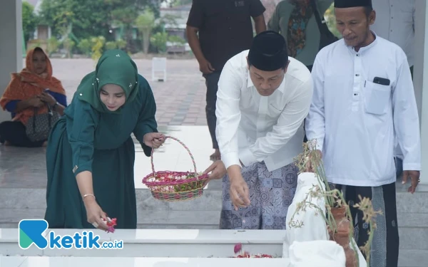 Thumbnail Berita - Calon Bupati Sidoarjo Subandi dan Cawabup Mimik Kagumi Keteladanan Mbah Ud  dan Bupati Sidoarjo