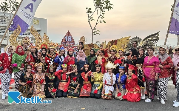 Meriah, Pawai Budaya HUT ke-79 RI di Kampus V Unesa Magetan